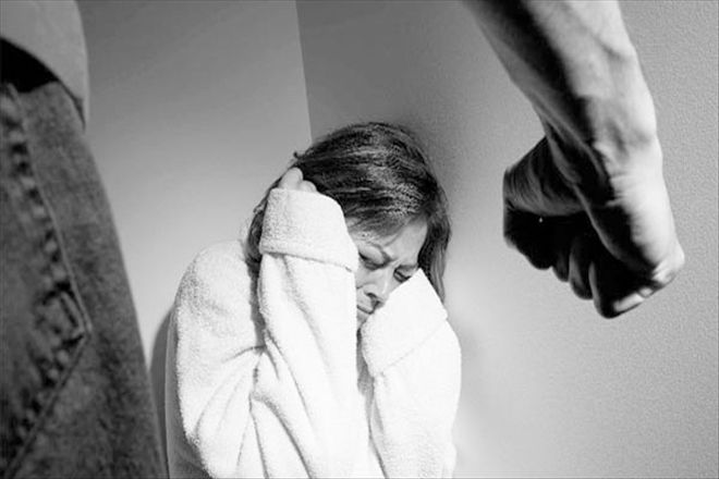 Ailede Şiddete Uğrayan Kadın Nasıl Davranmalı?